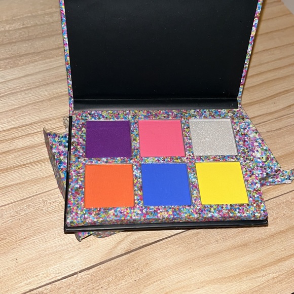 Revolution Boujee AF Eyeshadow Palette NIB - Picture 2 of 3